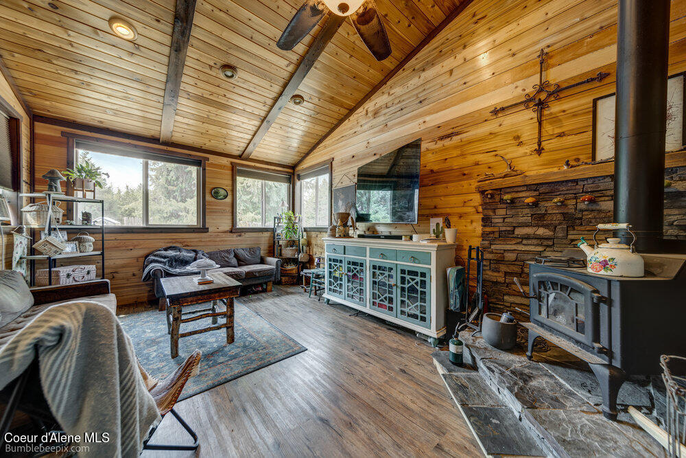 Pine Grv, Spirit Lake, ID 83869