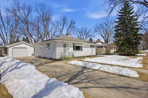 305 21st Ave N, Fargo, ND, 58102-1910 | Card Image