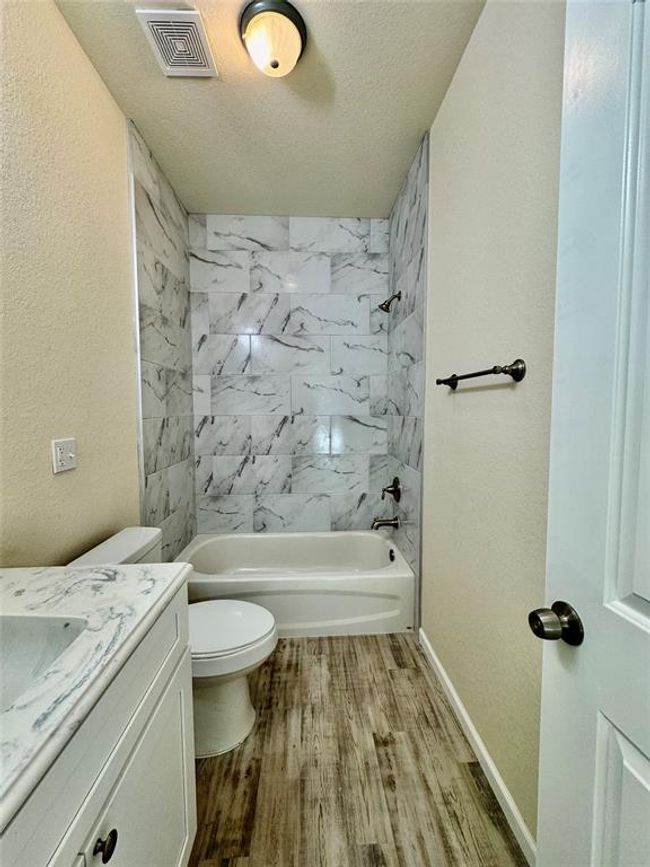 18 Edgewater St, House other with 3 bedrooms, 2 bathrooms and 2 parking in Hitchcock TX | Image 24