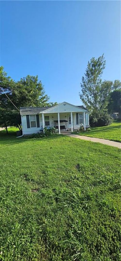 106 W Cedar St, Waverly, MO, 64096-8172 | Card Image