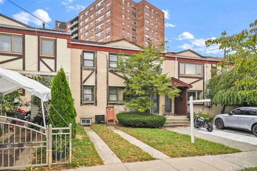 09a-111 E 62nd St, New York, NY, 10065-7301 | Card Image