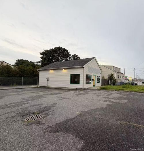 199 E Montauk Hwy, Lindenhurst, NY, 11757-6028 | Card Image