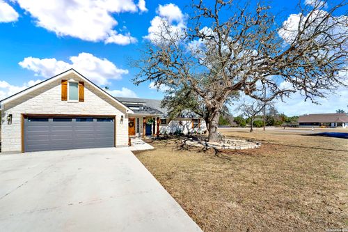 106 Tawny Oak Cir, Bandera, TX, 78003-4733 | Card Image