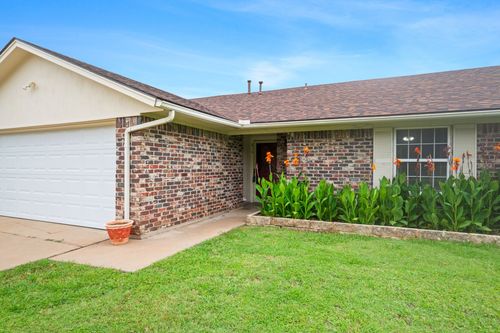 814 Spanish Trail Dr, Granbury, TX, 76048-2776 | Card Image