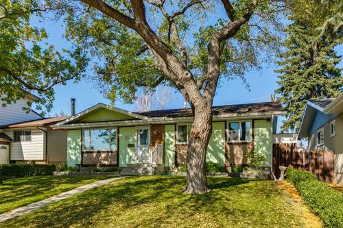 360 Malvern Close Ne, Calgary, AB, T2A4W7 | Card Image