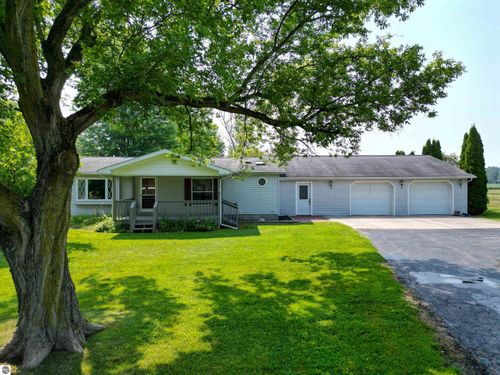 5702 S Shepherd Rd, Shepherd, MI, 48883-9382 | Card Image
