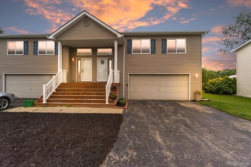 1116 Lakeview Cir, Grand Blanc, MI, 48439-8048 | Card Image