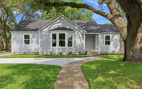 723 N Meyer St, Sealy, TX, 77474-1639 | Card Image