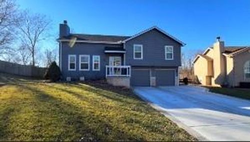 15588 Crestwood Dr, Basehor, KS, 66007-9223 | Card Image