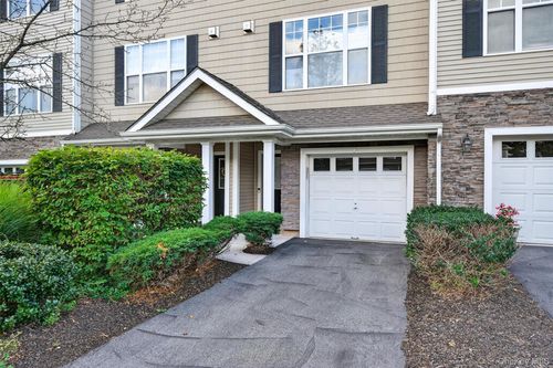 4 Putters Way, Middletown, NY, 10940-2662 | Card Image