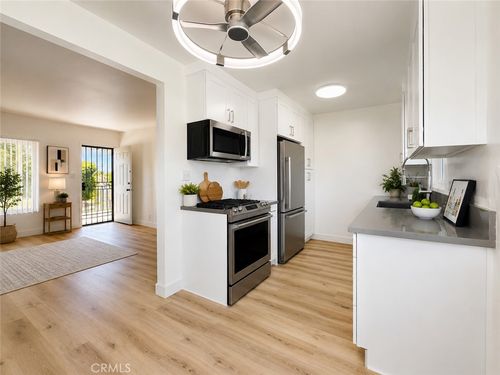 15915 1/2 Orizaba Ave, Paramount, CA, 90723-5107 | Card Image