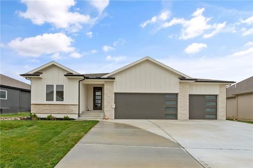 4073 Ne Chapel Manor Dr, Lee's Summit, MO, 64064-2028 | Card Image