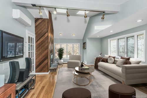 9 Cold Spring Hills Rd, Huntington, NY, 11743-5103 | Card Image