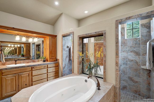 Whirlpool tub with 2 way mirror | Image 15
