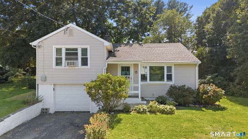 17 7th Ave, Waterford, CT, 06385-1813 | Card Image