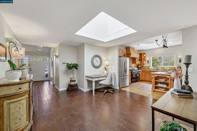 Entry & Kitchen | Image 5