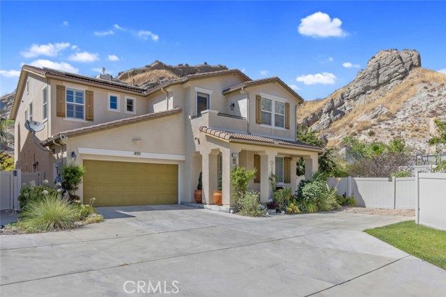 Megan Dr, Canyon Country, CA 91387