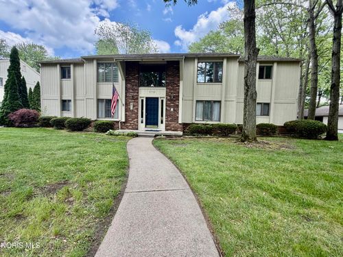 4-2704 Westcastle Dr, Toledo, OH, 43615-2063 | Card Image
