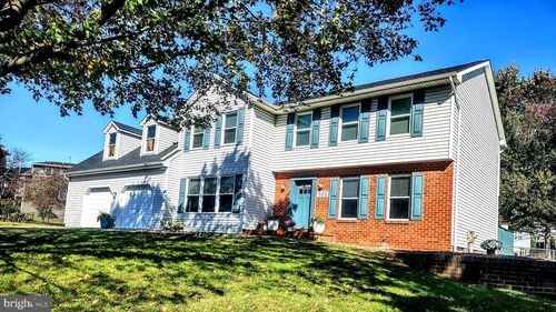 645 W 1st St, Boiling Springs, PA, 17007-9554 | Card Image