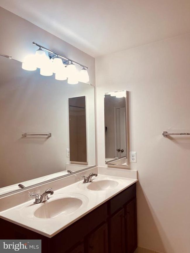 24456 Hawthorn Thicket Ter, Townhouse with 3 bedrooms, 4 bathrooms and null parking in STERLING VA | Image 13