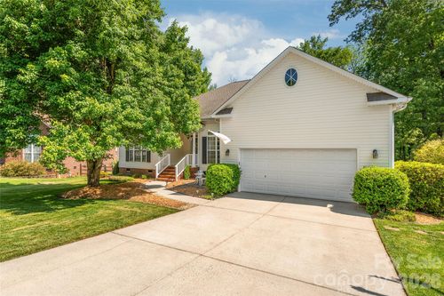 11811 Crossroads Pl, Concord, NC, 28025-5901 | Card Image