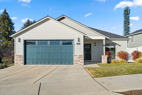 672 Nobility Dr, Medford, OR, 97501-4572 | Card Image