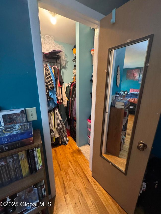 Walk-in Closet | Image 18