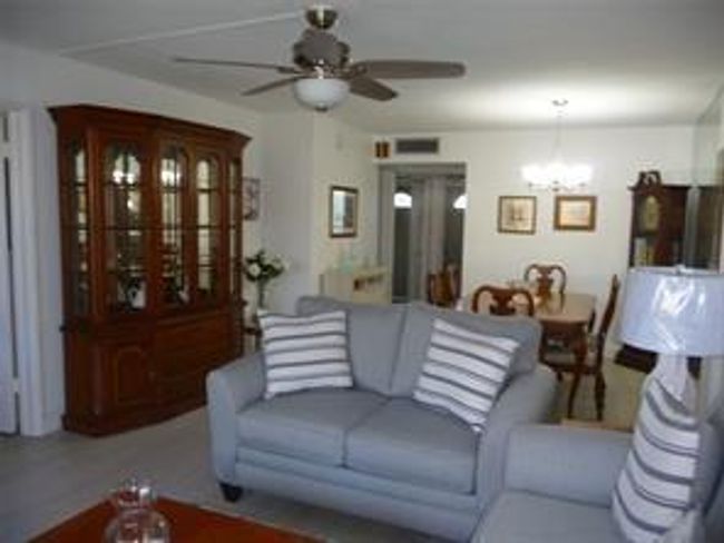 LIVING/DINING ROOM | Image 9