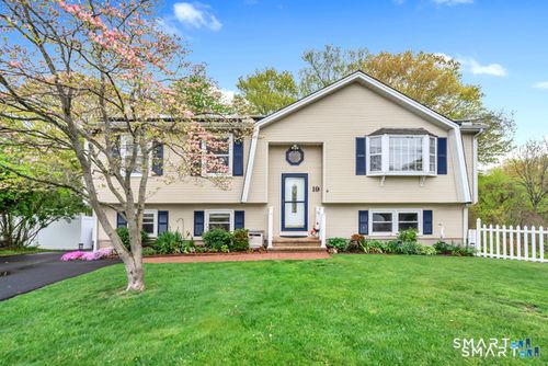 19 Robertson Dr, Hamden, CT, 06518-2467 | Card Image