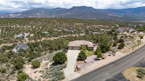1387 S Hillcrest Dr, Cedar City, UT, 84720-8290 | Card Image