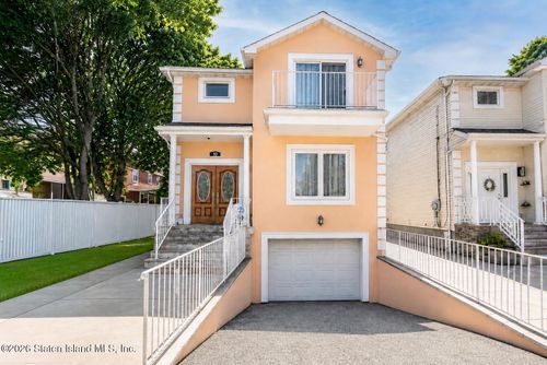 10 Andrease St, Staten Island, NY, 10305-3110 | Card Image