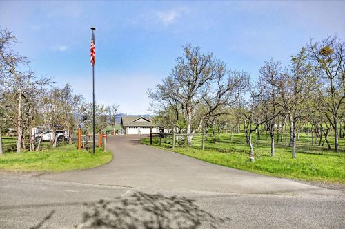 200 Mt Castle Dr, Eagle Point, OR, 97524-9410 | Card Image