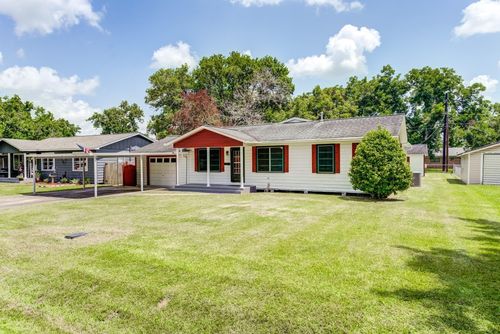 305 Yaupon St, Sweeny, TX, 77480-3719 | Card Image