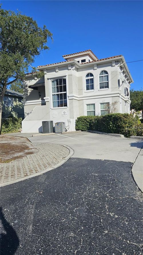 3001 W Azeele St, TAMPA, FL, 33609-3138 | Card Image