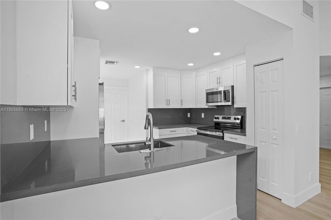 9354 - 9354 Arborwood Cir, House other with 2 bedrooms, 2 bathrooms and null parking in Davie FL | Image 5
