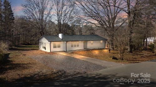 5520 Chestnut Dr, Hickory, NC, 28602-8660 | Card Image