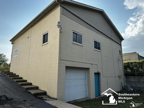 8736 Swan Creek Rd, Newport, MI, 48166-9273 | Card Image