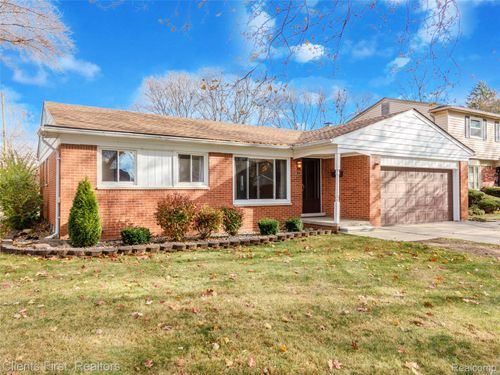 17586 Hillcrest St, Livonia, MI, 48152-3474 | Card Image