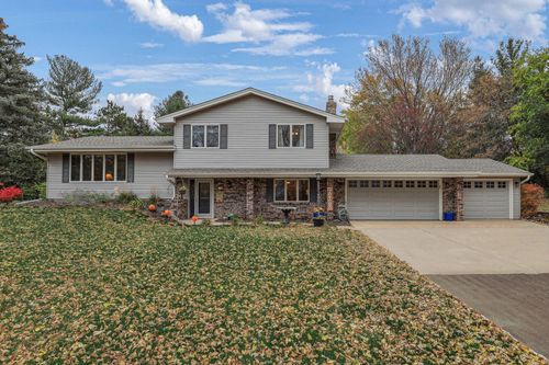 2945 Oakgreen Ave N, West Lakeland, MN, 55082-1511 | Card Image