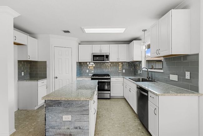 1213 Pathfinder Way, House other with 4 bedrooms, 3 bathrooms and 4 parking in Round Rock TX | Image 11