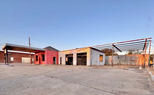 308 S Oak St, Pearsall, TX, 78061-3118 | Card Image