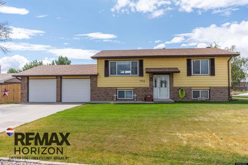 1027 Carver Dr, Douglas, WY, 82633-2311 | Card Image