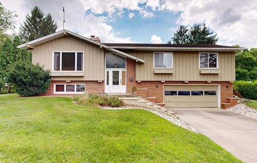 1402 Adrian Blvd, Fort Atkinson, WI, 53538-2824 | Card Image