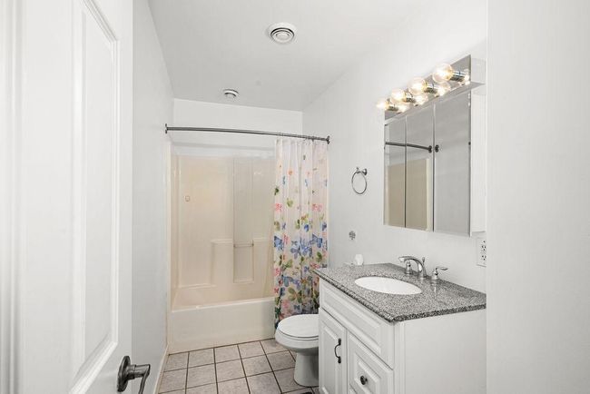 Lower Bathroom | Image 38