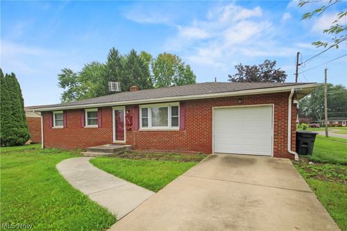 945 Larkridge Ave, Youngstown, OH, 44512-3137 | Card Image
