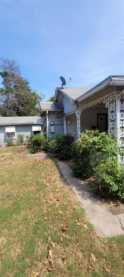 View of front facade featuring a front yard | Image 3