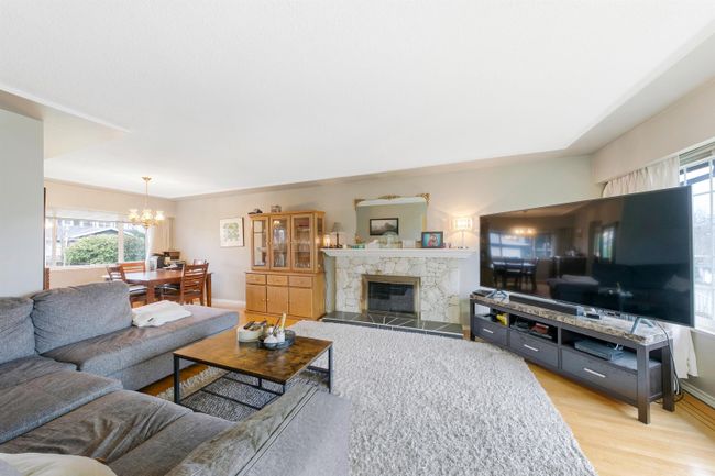 4856 Fairlawn Drive, House other with 5 bedrooms, 2 bathrooms and 1 parking in Burnaby BC | Image 3