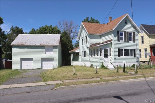 318 W Hoard St, Watertown, NY, 13601-1425 | Card Image