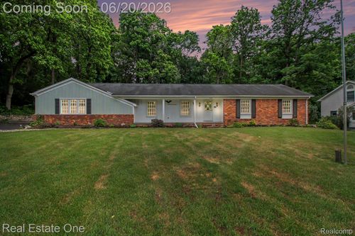 6440 Grand Circle Dr, Brighton, MI, 48116-9419 | Card Image