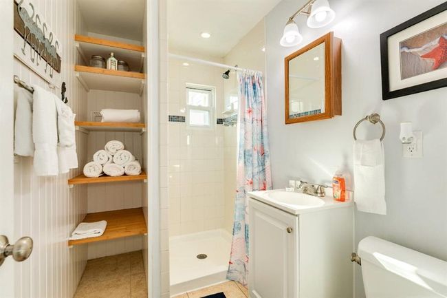 Hall bath with shower | Image 15